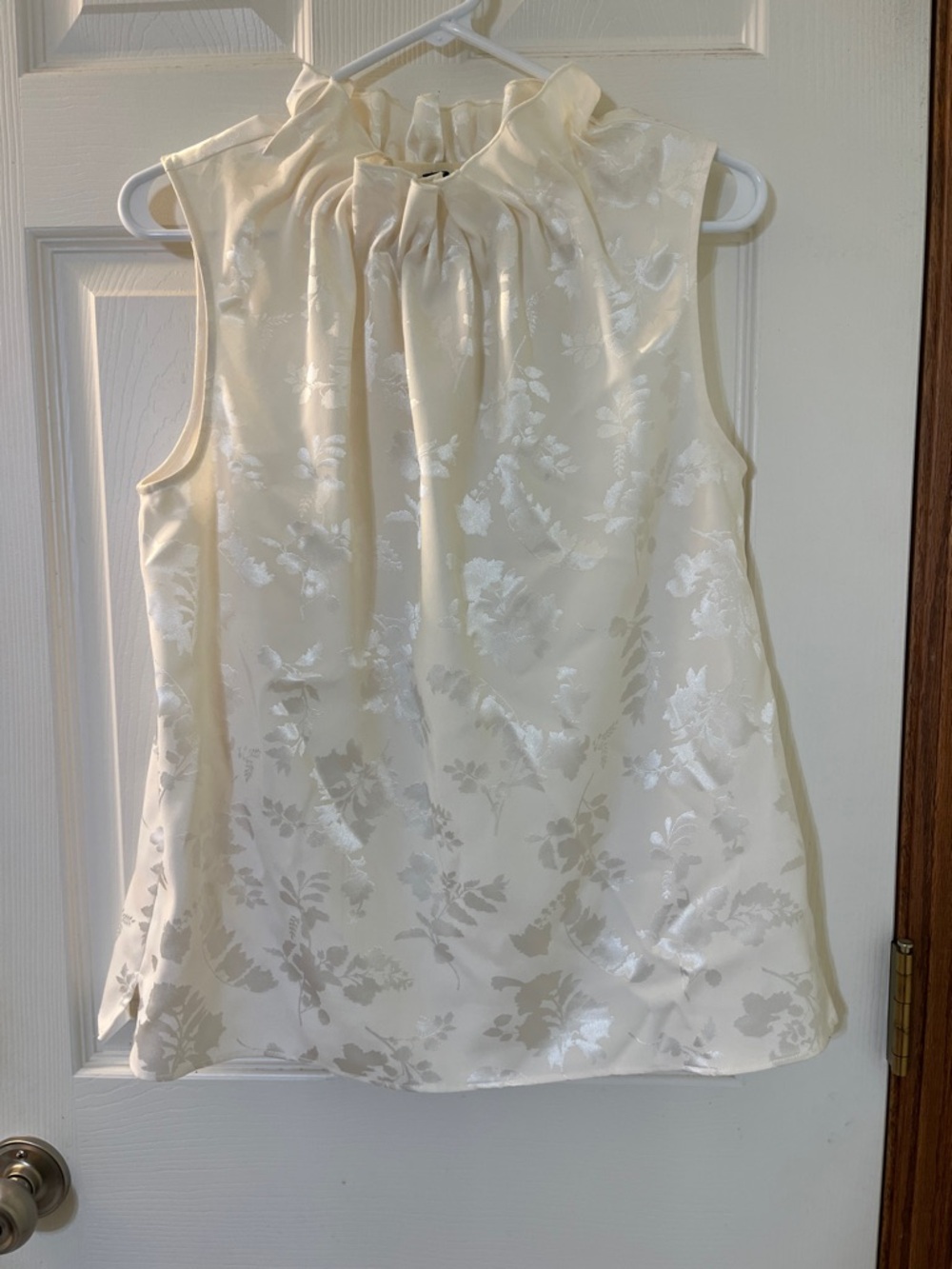 Sleeveless Cream Floral Jacquard Top - Picture 11 of 11